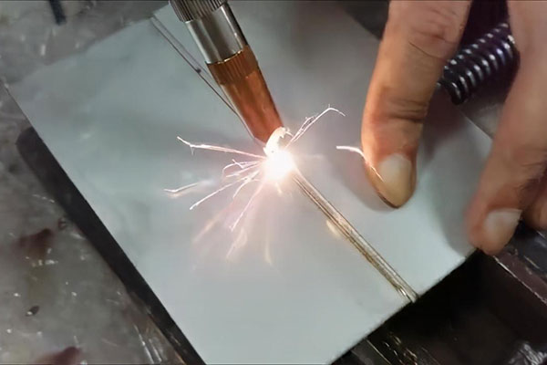 手持式激光焊接機(jī)與傳統(tǒng)焊接機(jī)比有什么優(yōu)勢(shì)？